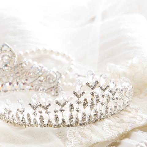 웨딩 촬영때 사용할 티아라 구매 했어요 너무 만족 합니다.